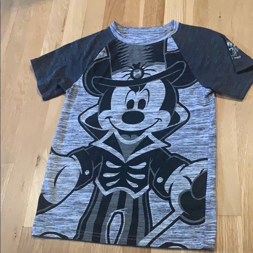 A tee shirt